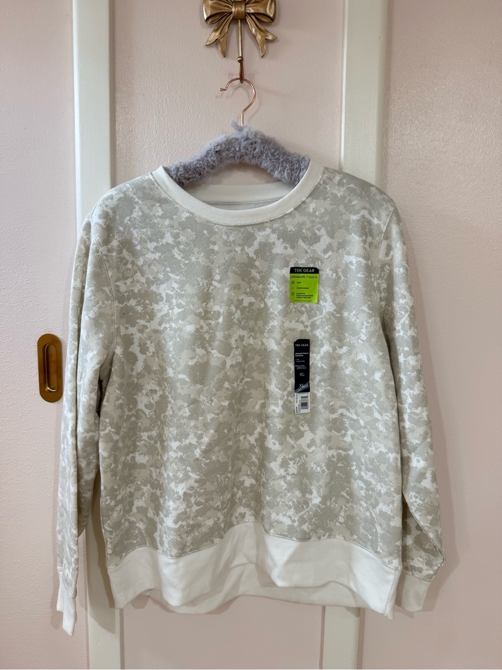 tek gear Women's Crewneck Sweatshirt in Light Beige Camo